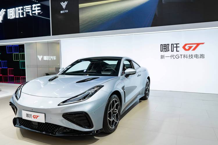 深圳140哪吒汽车在智能汽车领域的表现，领途汽车在新能源汽车市场中的影响力